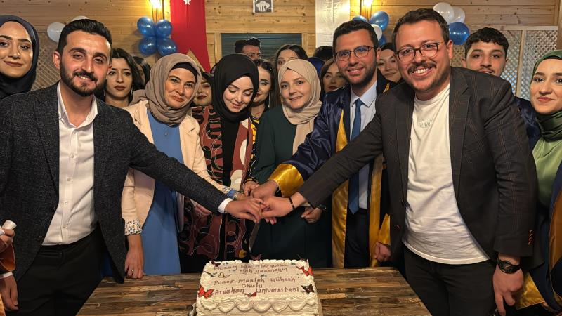 POSOF MESLEK YÜKSEKOKULU'NDA MEZUNİYET SEVİNCİ