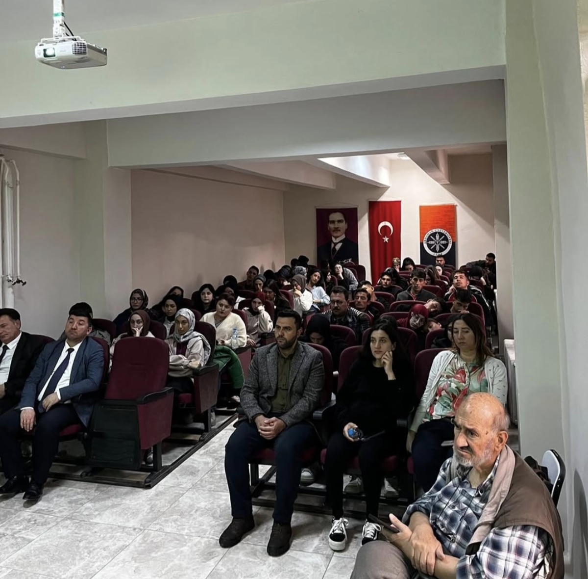 Posof MYO'da "Dijital Çağda Müslüman Kimliği Korumak" Konferansı Gerçekleştirildi